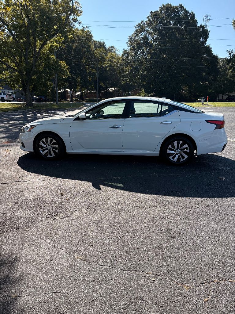2019 Nissan Altima - $7,900