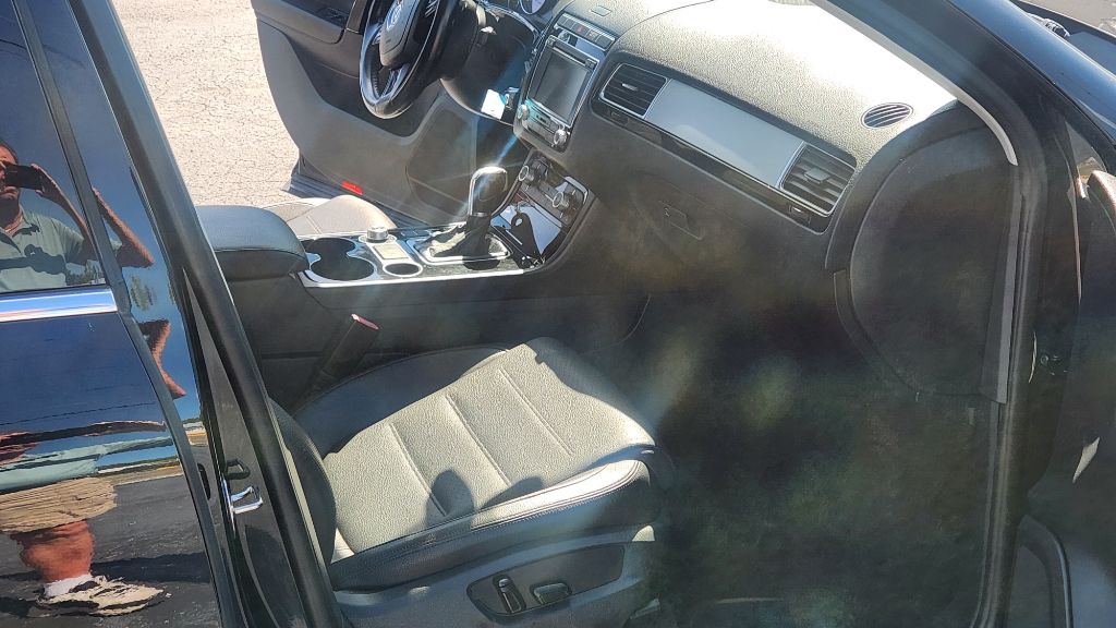 2015 Volkswagen Touareg - $7,200