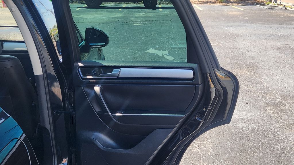 2015 Volkswagen Touareg - $7,200