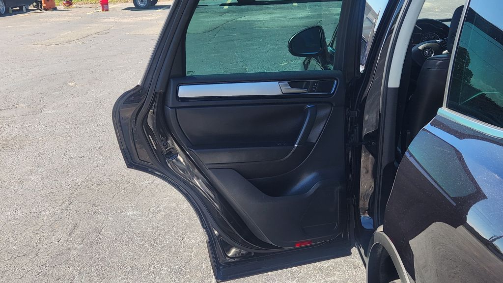 2015 Volkswagen Touareg - $7,200