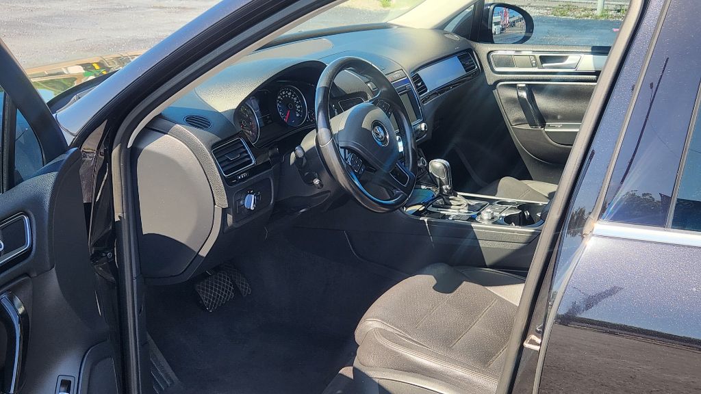 2015 Volkswagen Touareg - $7,200
