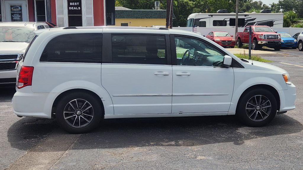 2017 Dodge Grand Caravan - $12,900