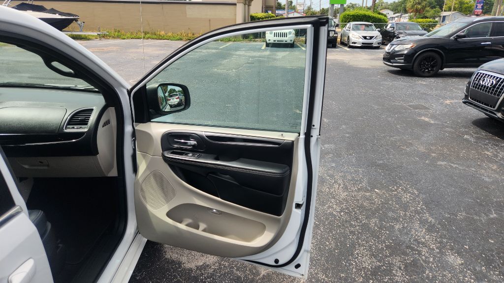 2017 Dodge Grand Caravan - $12,900