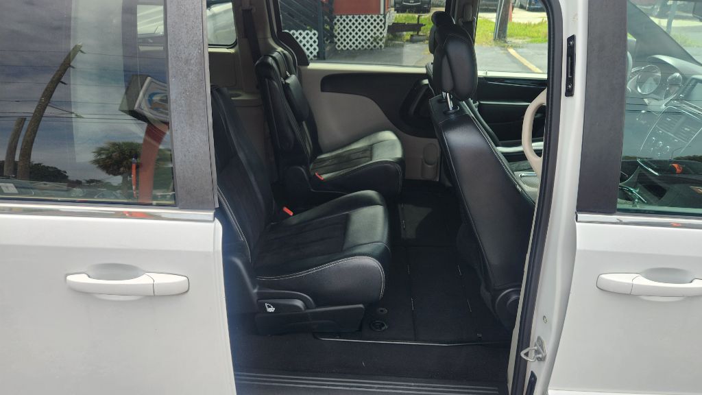 2017 Dodge Grand Caravan - $12,900