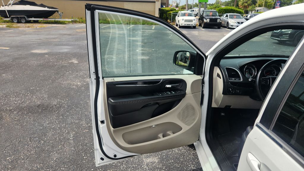 2017 Dodge Grand Caravan - $12,900