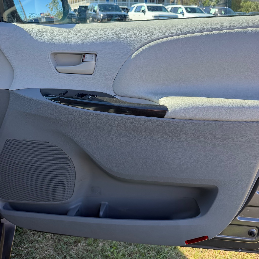 2011 Toyota Sienna - $5,500