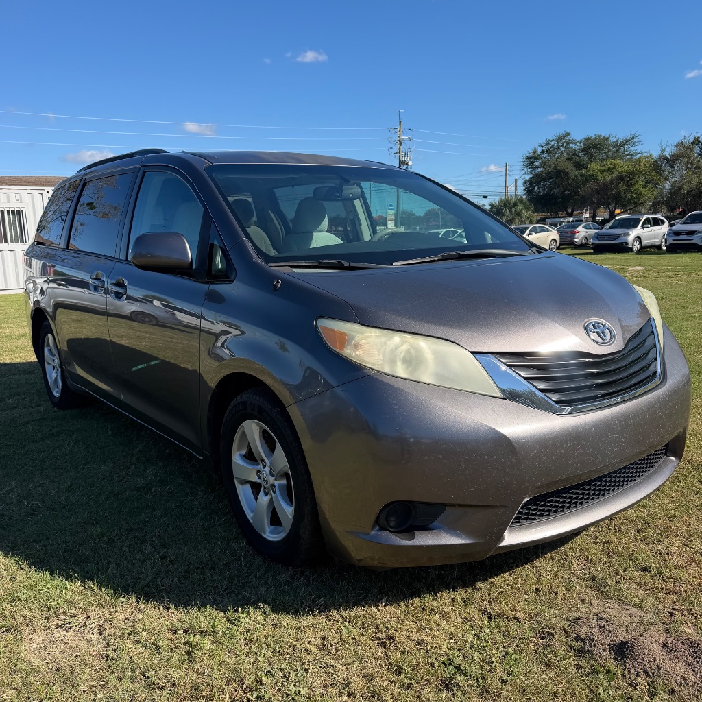 2011 Toyota Sienna - $5,500