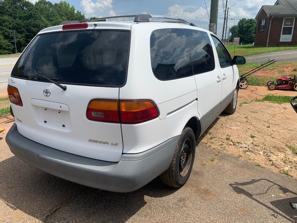 2000 Toyota Sienna - $2,800