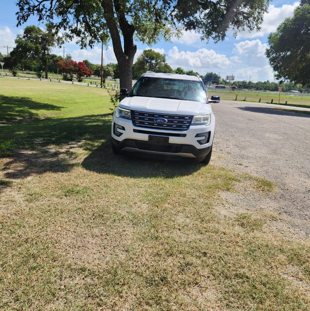 2017 Ford Explorer - $9,995