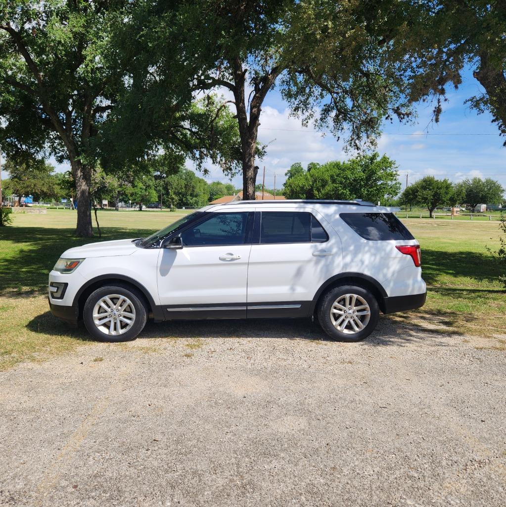 2017 Ford Explorer - $9,995