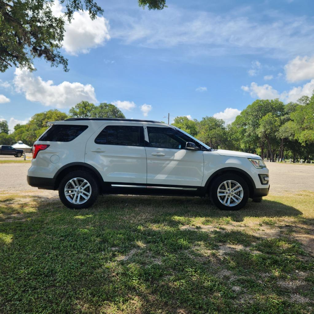 2017 Ford Explorer - $9,995