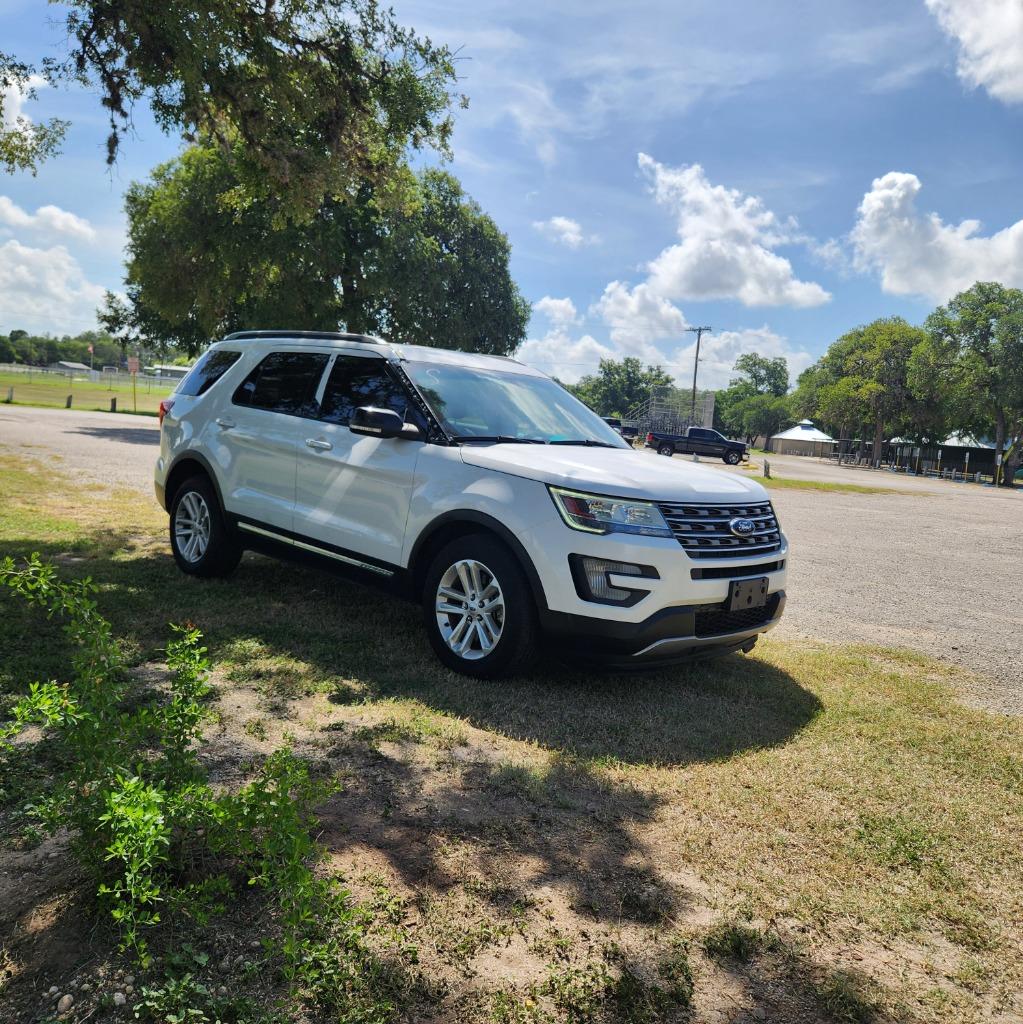 2017 Ford Explorer - $9,995