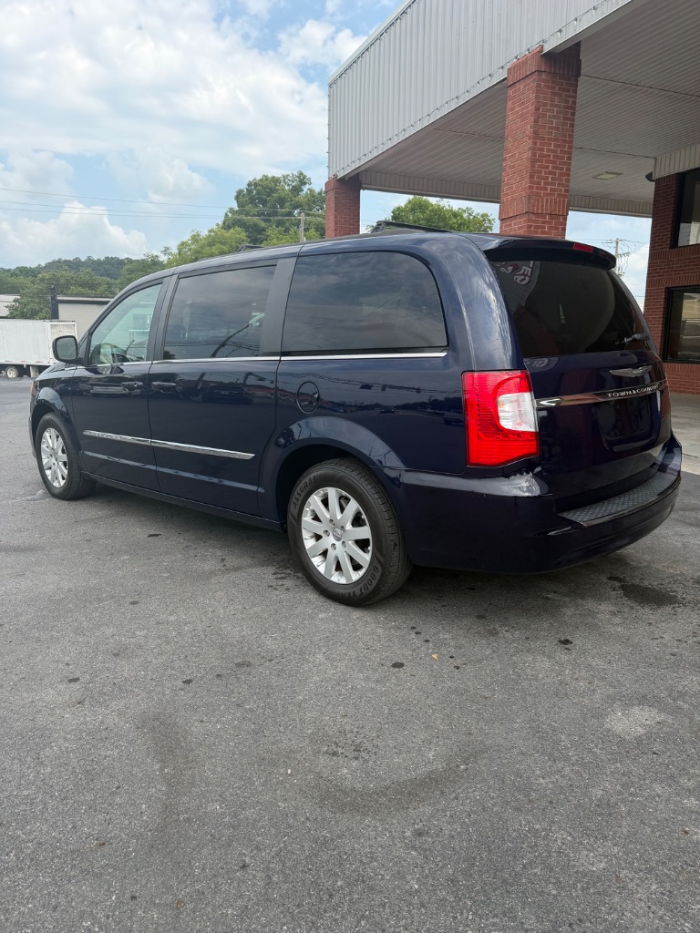 2015 Chrysler Town & Country - $7,500