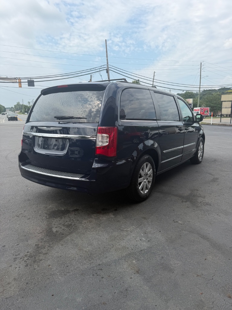 2015 Chrysler Town & Country - $7,500