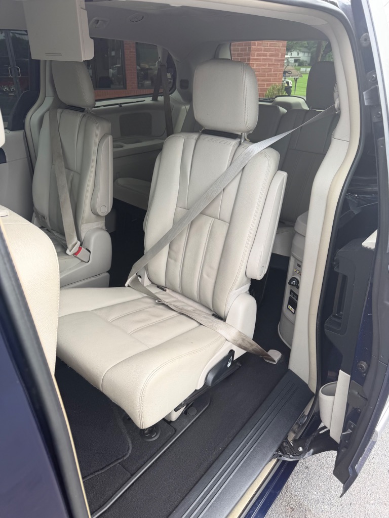 2015 Chrysler Town & Country - $7,500