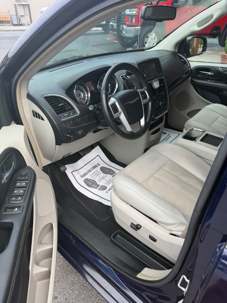 2015 Chrysler Town & Country - $7,500