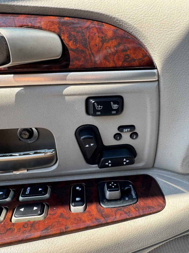 2007 Lincoln Town Car - $7,900