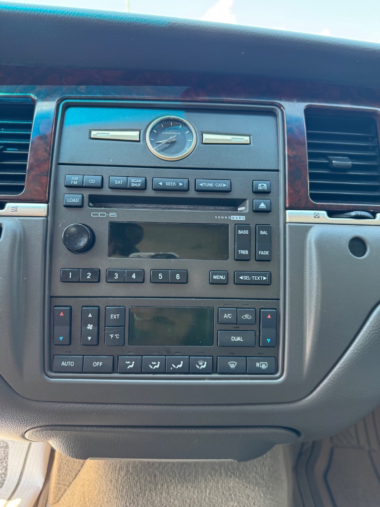 2007 Lincoln Town Car - $7,900
