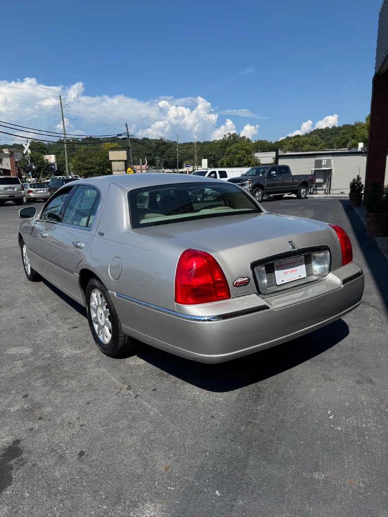 2007 Lincoln Town Car - $7,900