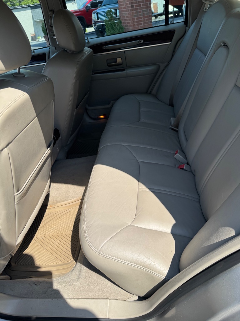 2007 Lincoln Town Car - $7,900