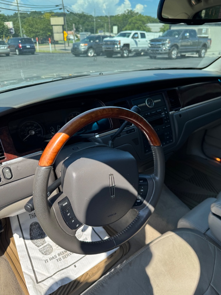 2007 Lincoln Town Car - $7,900