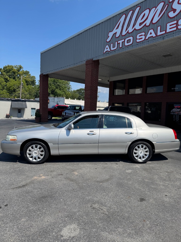 2007 Lincoln Town Car - $7,900