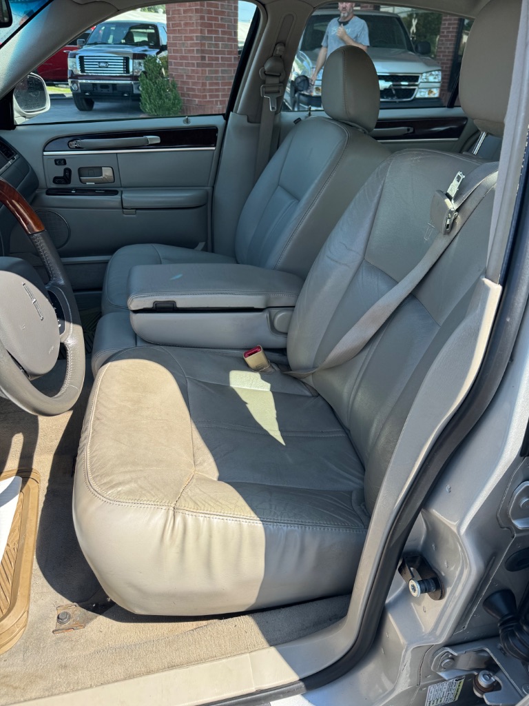 2007 Lincoln Town Car - $7,900