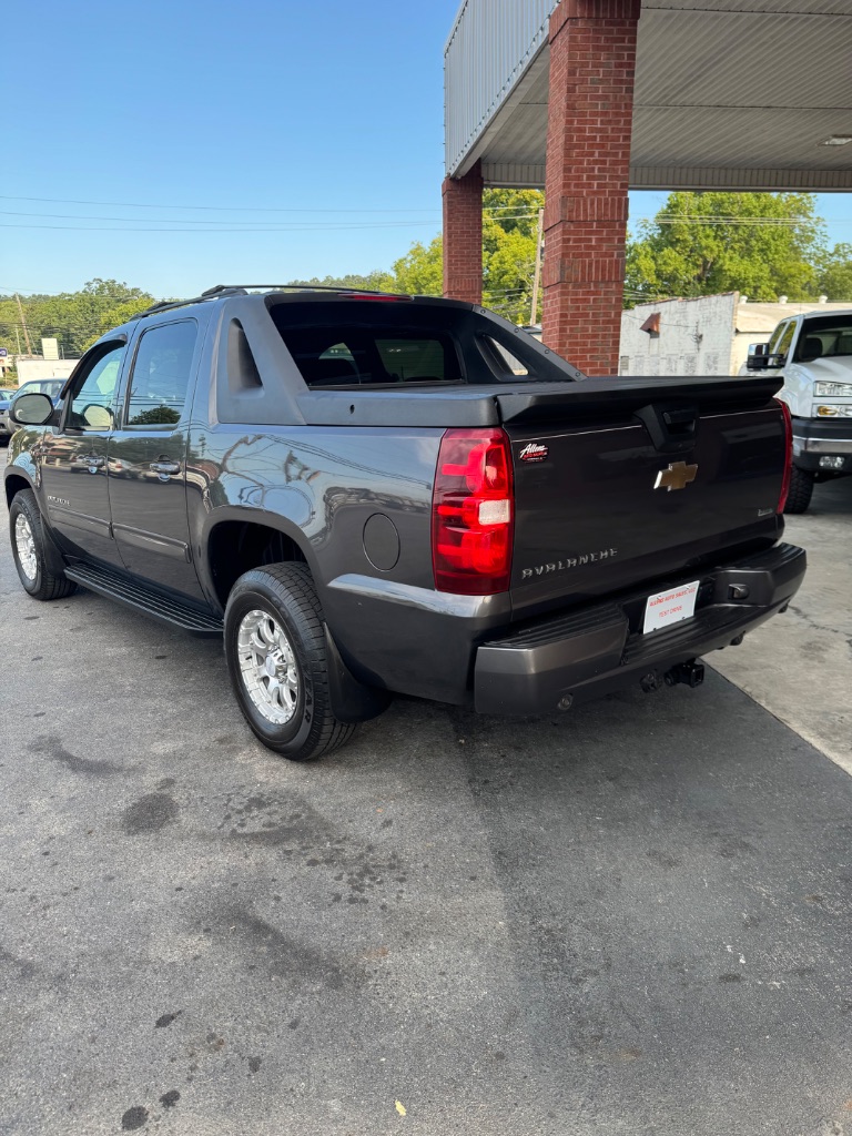 2011 Chevrolet Avalanche - $7,900