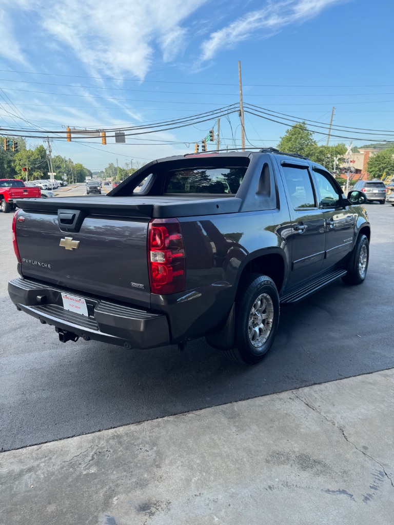 2011 Chevrolet Avalanche - $7,900