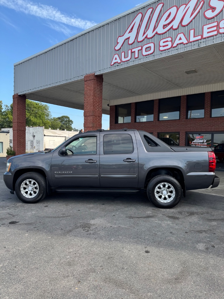2011 Chevrolet Avalanche - $7,900