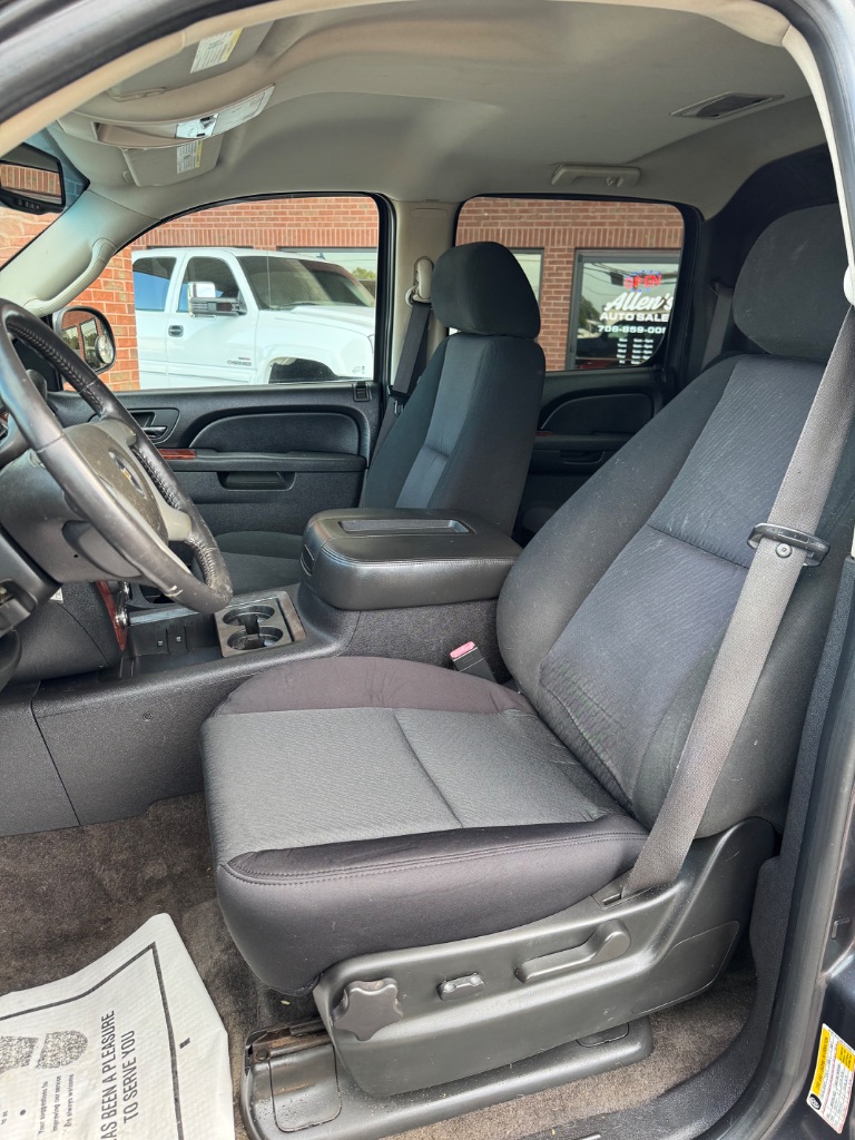 2011 Chevrolet Avalanche - $7,900