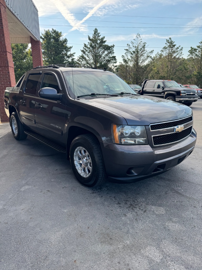 2011 Chevrolet Avalanche - $7,900