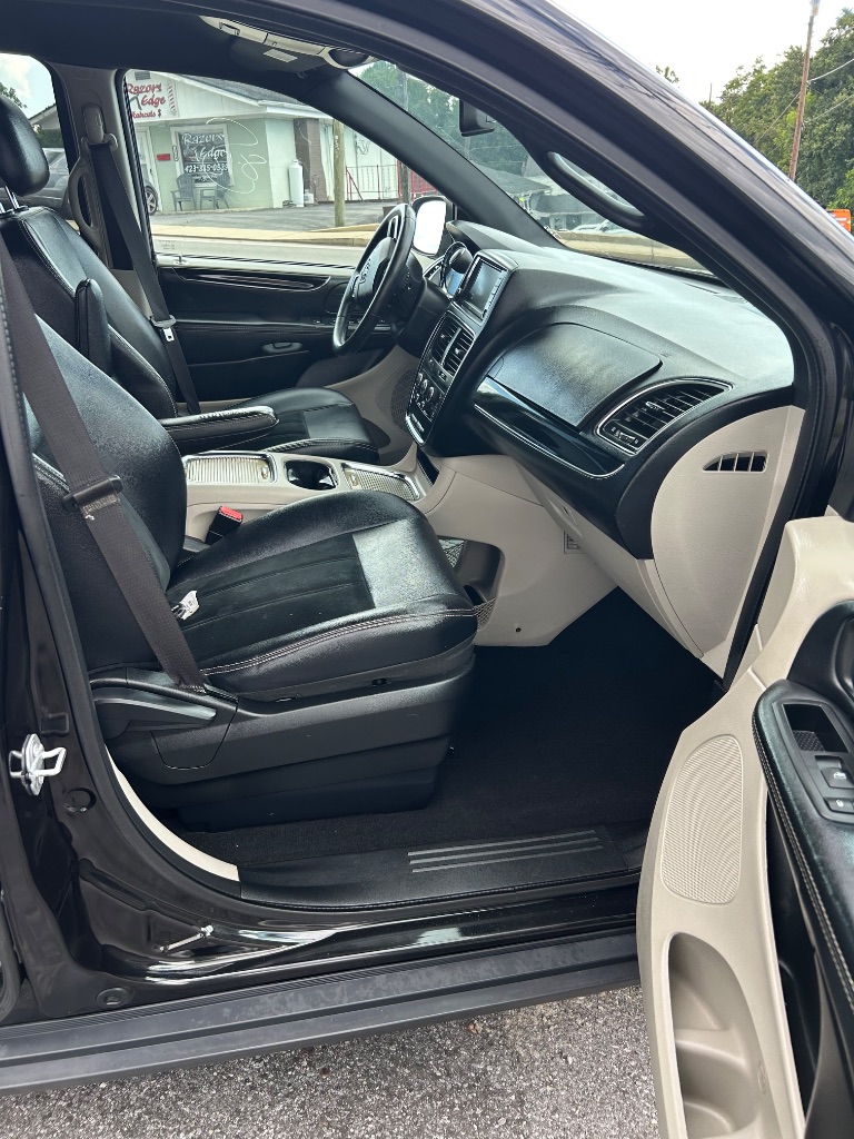 2017 Dodge Grand Caravan - $7,499