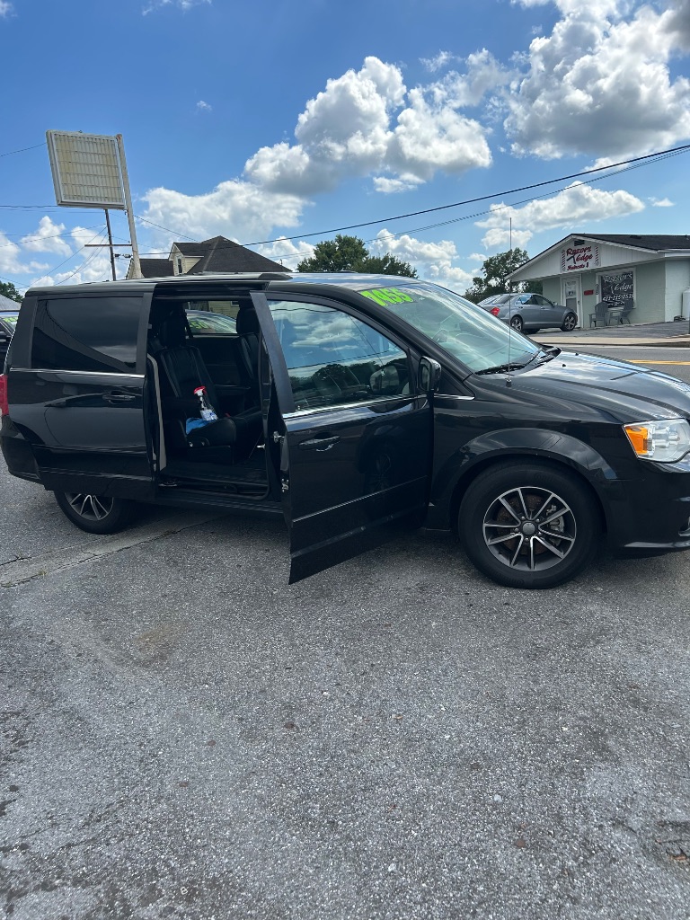 2017 Dodge Grand Caravan - $7,499