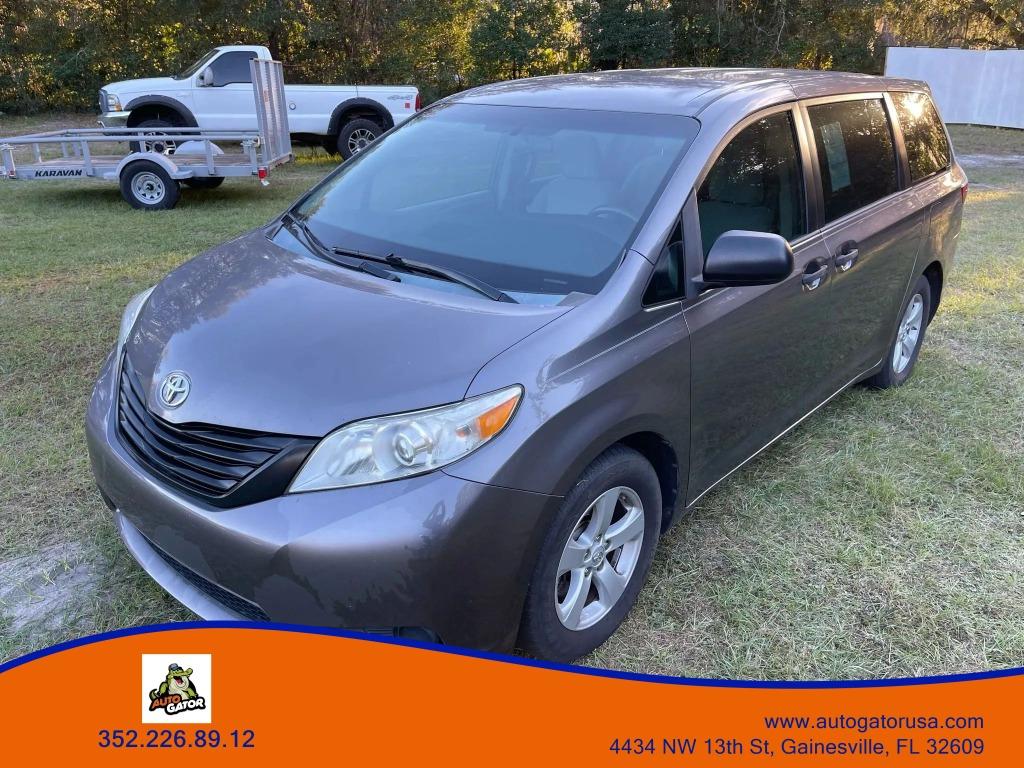 2015 Toyota Sienna - $17,995