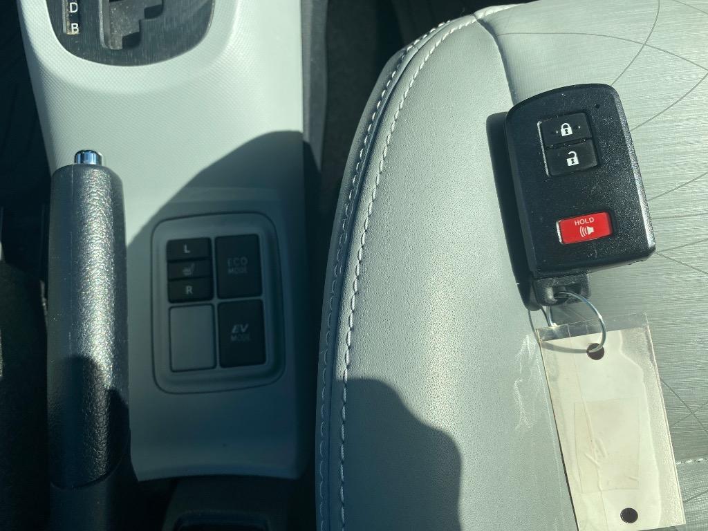 2014 Toyota Prius - $8,995