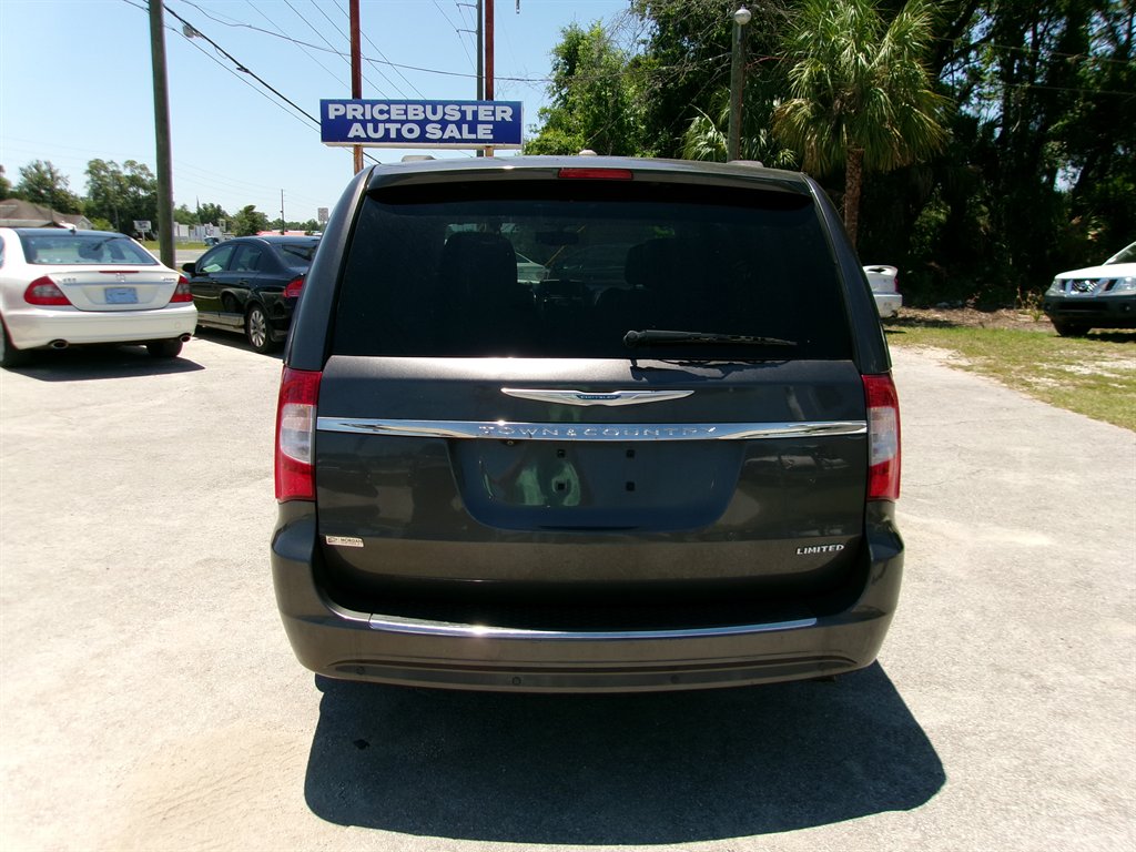 2015 Chrysler Town And Country - $12,995