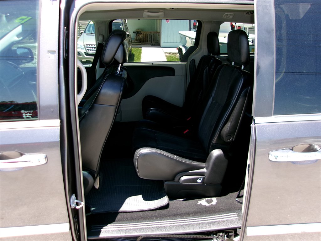 2015 Chrysler Town And Country - $12,995