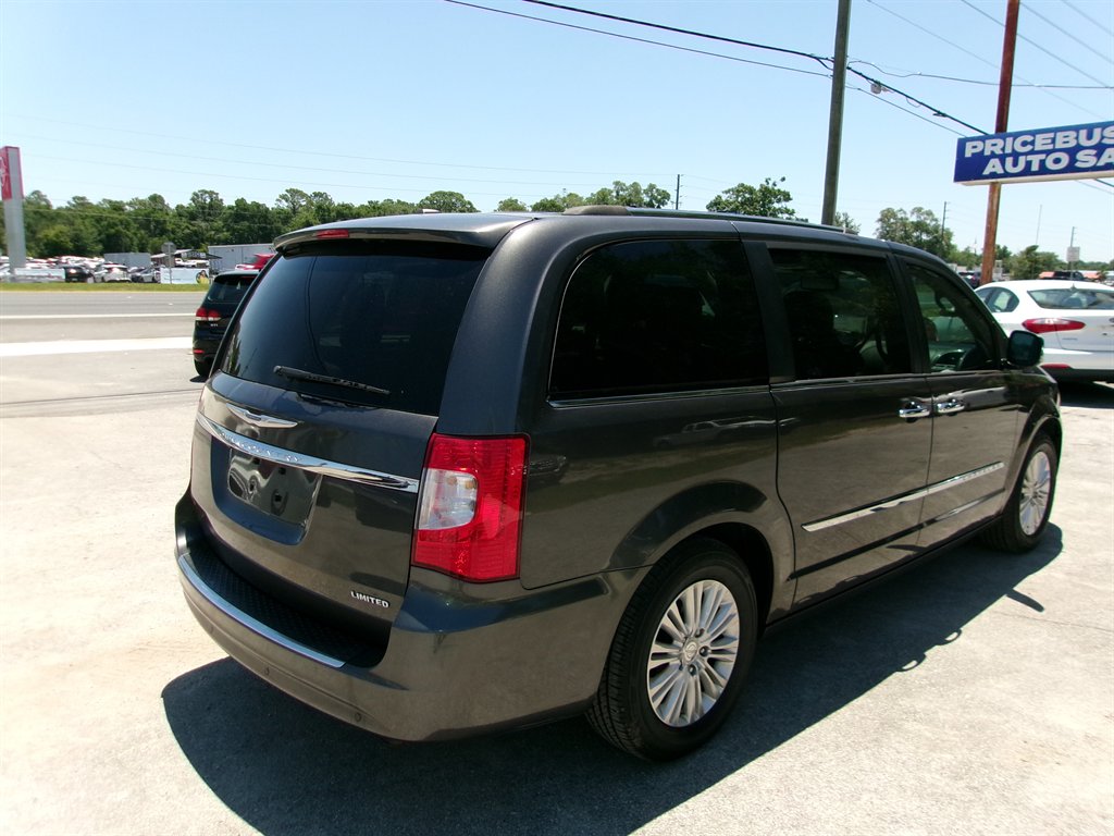 2015 Chrysler Town And Country - $12,995