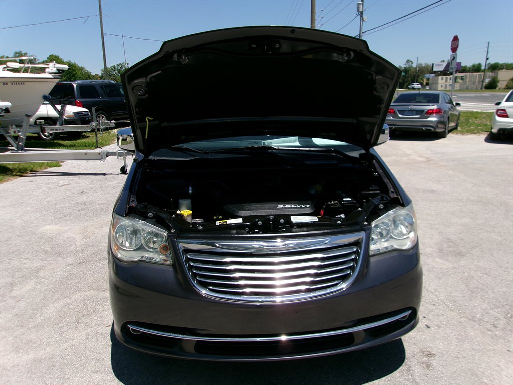 2015 Chrysler Town And Country - $12,995
