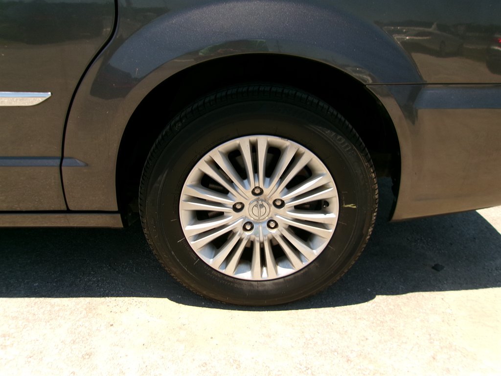2015 Chrysler Town And Country - $12,995