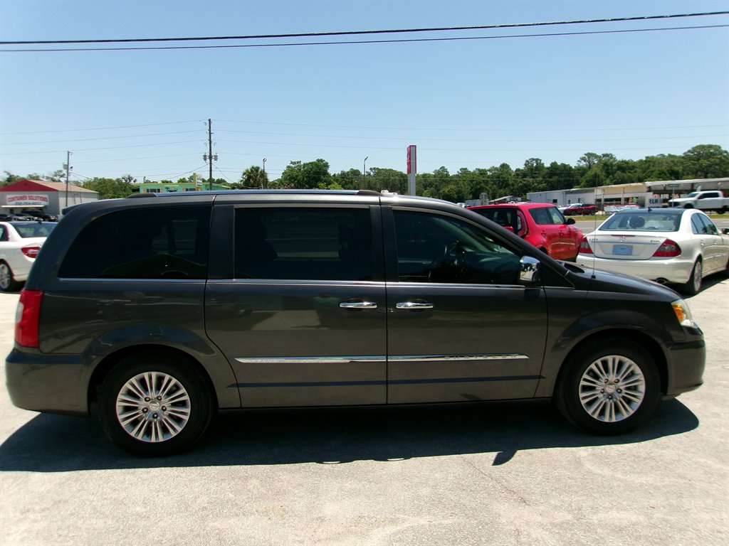 2015 Chrysler Town And Country - $12,995