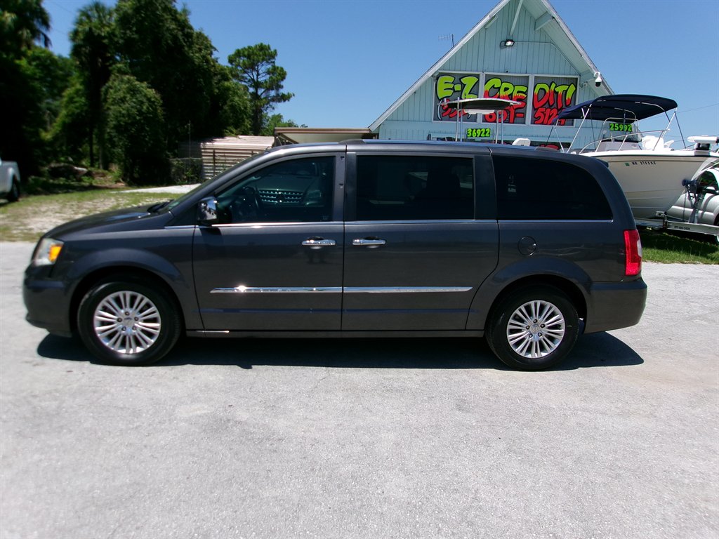 2015 Chrysler Town And Country - $12,995