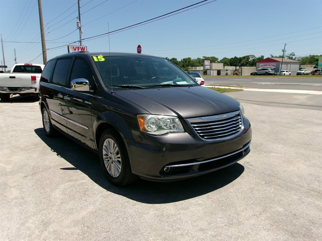 2015 Chrysler Town And Country - $12,995
