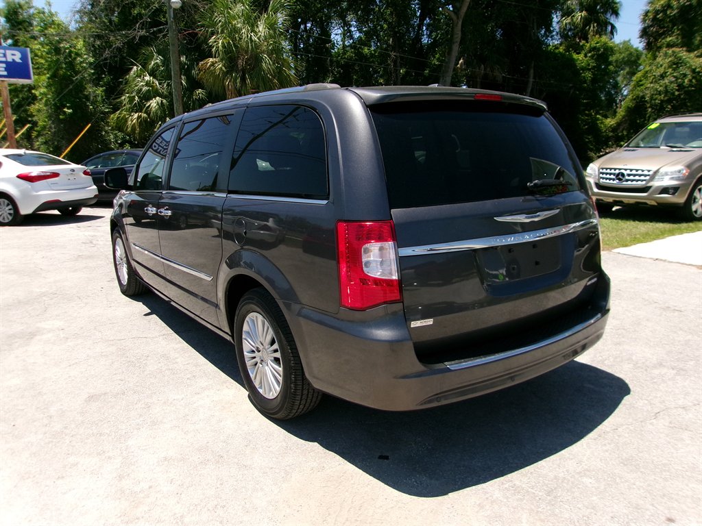 2015 Chrysler Town And Country - $12,995