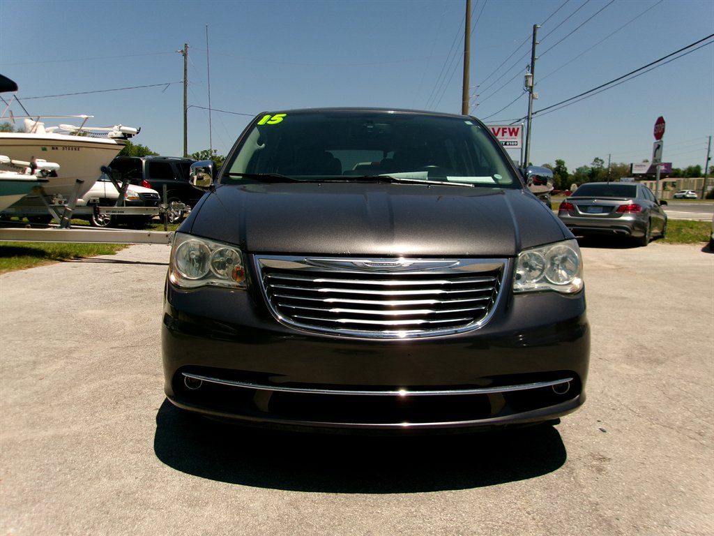 2015 Chrysler Town And Country - $12,995