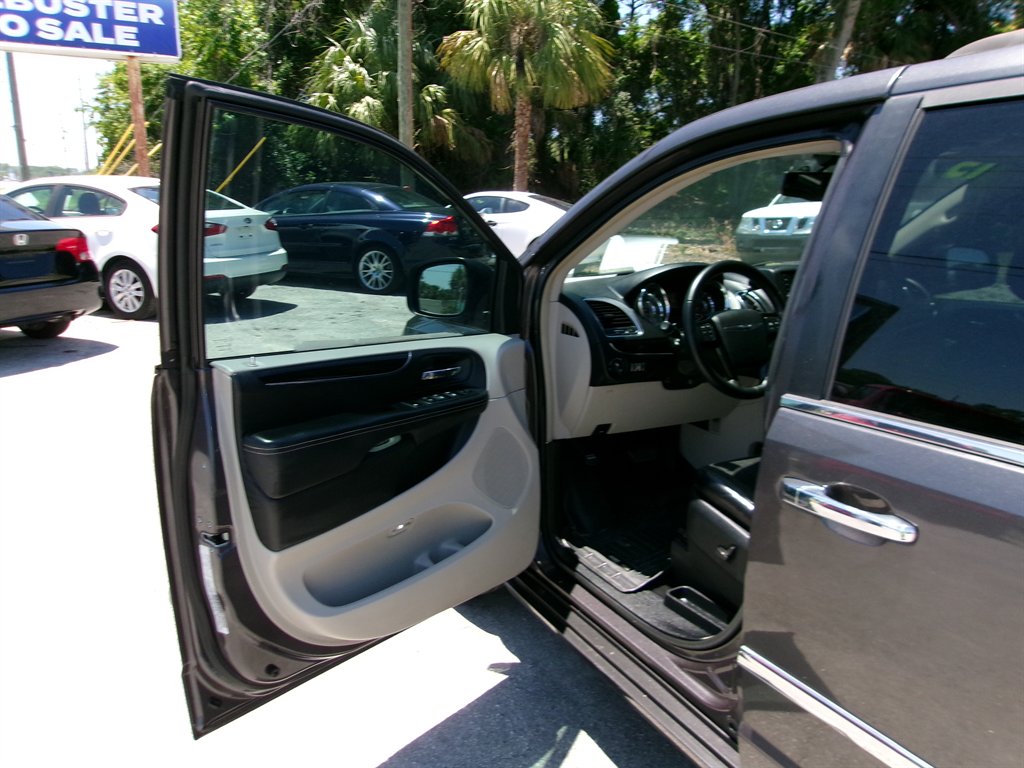 2015 Chrysler Town And Country - $12,995
