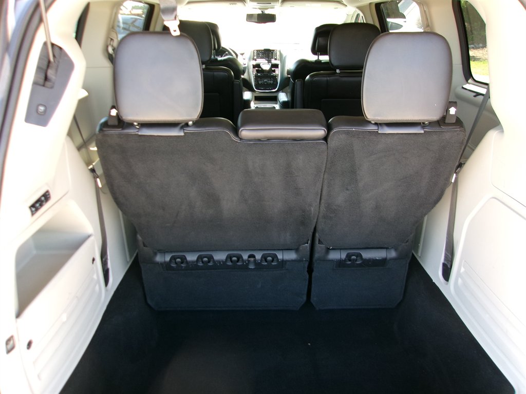 2015 Chrysler Town And Country - $12,995