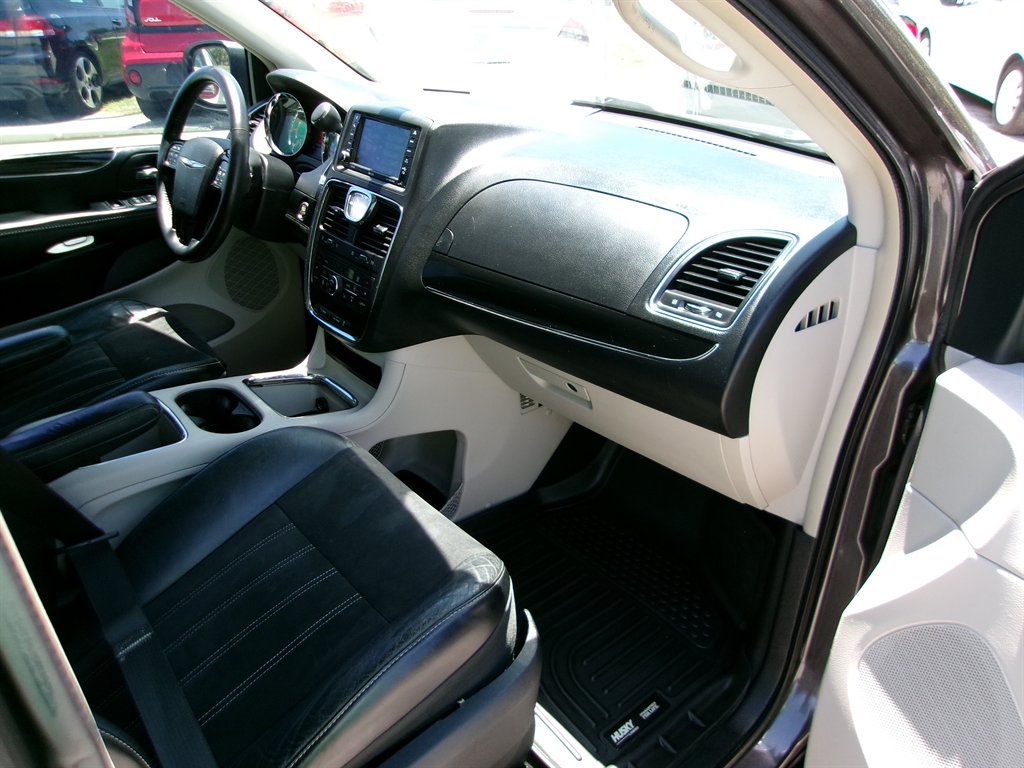 2015 Chrysler Town And Country - $12,995