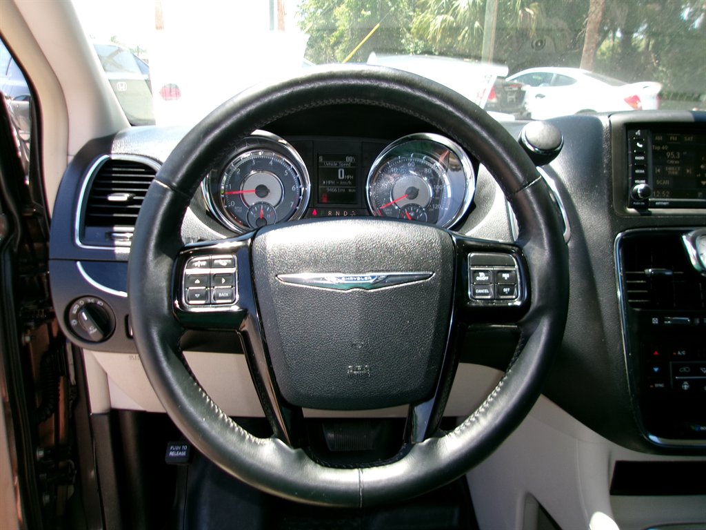 2015 Chrysler Town And Country - $12,995